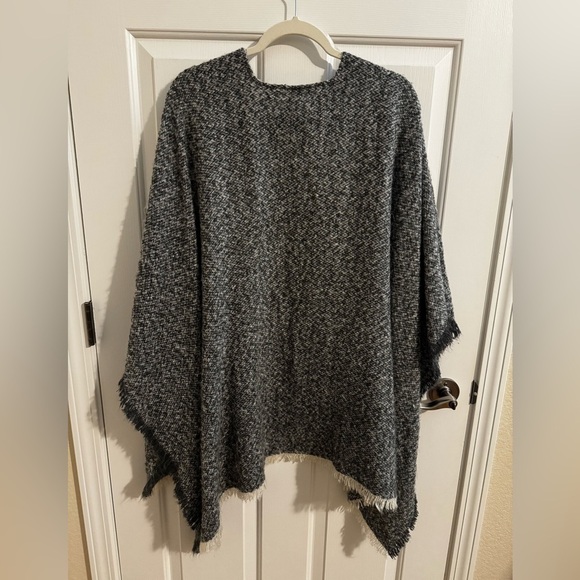 Fraas Fringed Poncho Ruana Sweater Gray White Fall Winter Travel - Picture 6 of 6